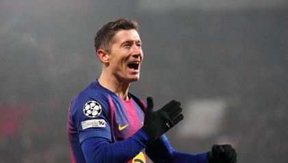 乐鱼体育-悲喜夜：凯恩失点拜仁晋级，利物浦3-0马赛，莱万超C罗冲梅西神迹